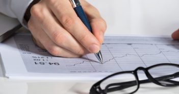 Wie gehe ich mit Schwankungen an den Finanzmärkten um?